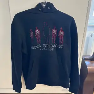 Martyr Underground hoodie från 2022, alla rhinestones kvar! Väldigt bra kvalite.