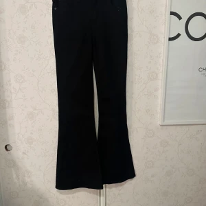 Svarta bootcut jeans från Lee - Säljer ett par snygga svarta bootcut jeans från Lee. De är i bra skick och har en medelhög midja. 🖤