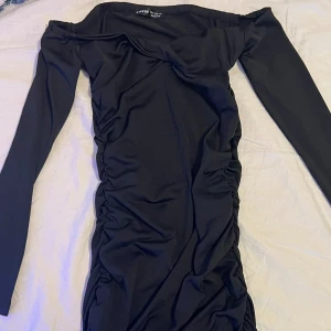 Svart offshoulder klänning från Shein - Snygg svart offshoulder klänning från Shein i storlek XS. Klänningen har långa ärmar och en tight passform som framhäver figuren. Perfekt för festliga tillfällen eller en utekväll. Materialet är mjukt och stretchigt för extra komfort.säljs för 40