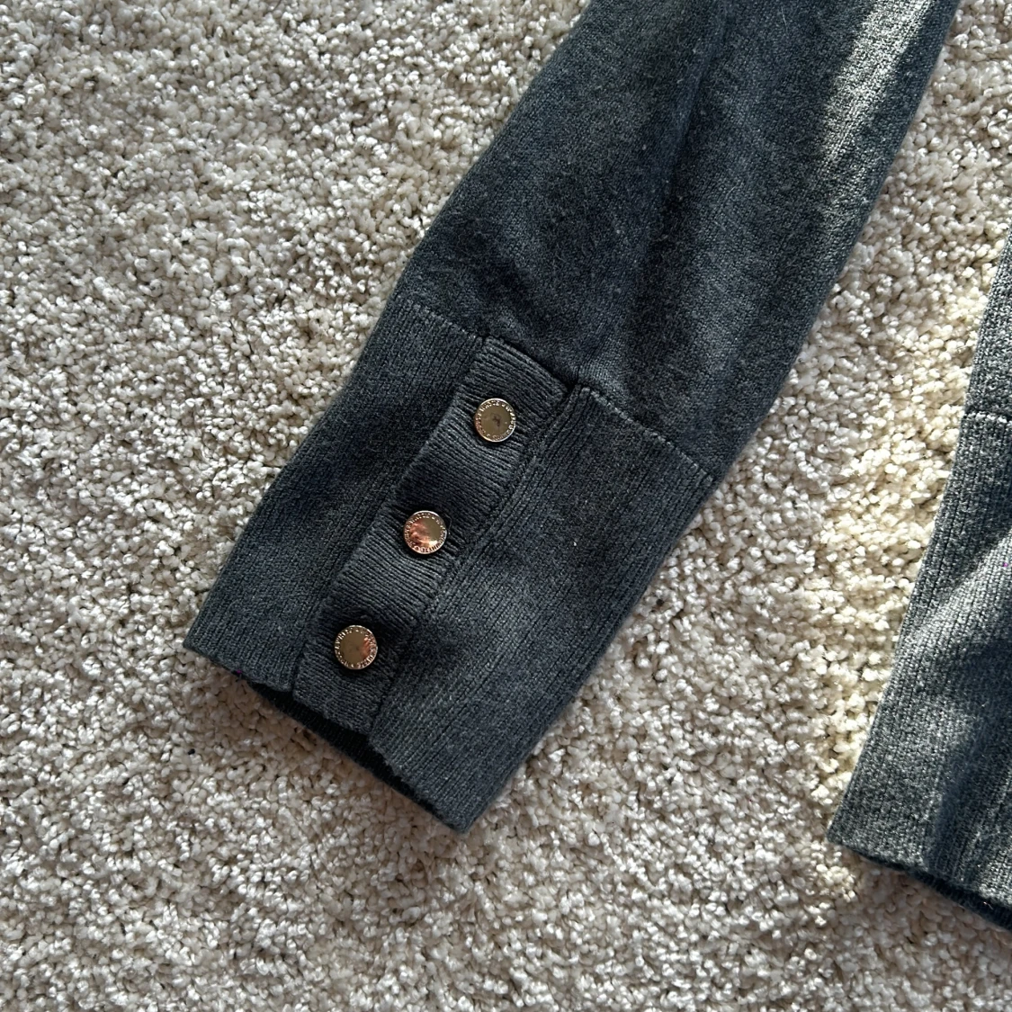 Mörkgrå tröja med knappar - 90
