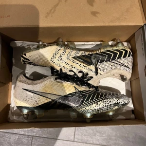 Nike Mercurial Vapor 13 - Sjukt feta Nike mercurials i bra skick. Lossnat material i hälen men inget som märks av när du sätter på skon. Brukar vara så på denna modellen. Påse ingår. Skorna är i storlek 42