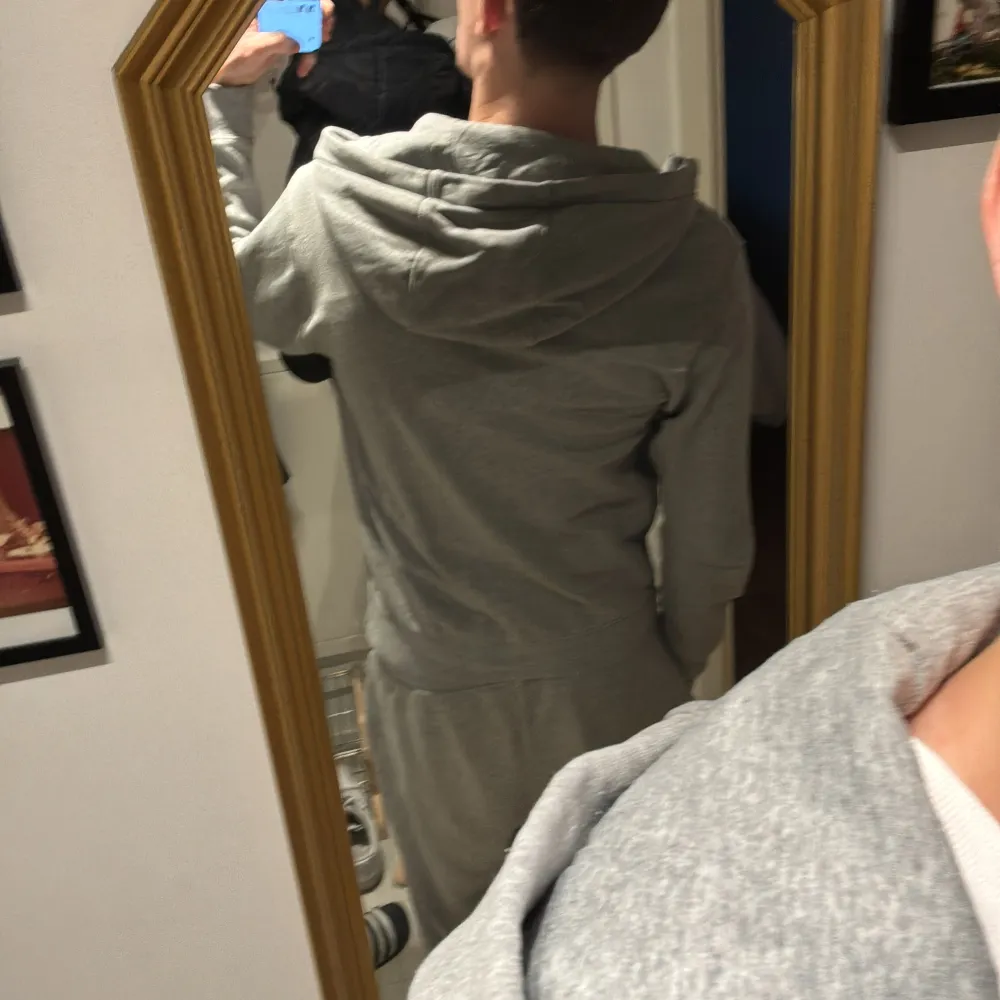 Säljer en grå hoodie från Nike i storlek M. Den är i mycket bra skick och har en dragkedja framtill. Perfekt för träning eller en chill dag hemma. Hoodien har långa ärmar och en justerbar huva. Superbekväm och stilren design. Vid intresse av köp släng en notis😁. Tröjor & Koftor.