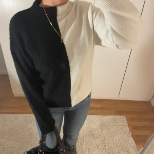 Svart/vit stickad tröja  - Super cool tröja som är svart vit. Tyvärr ingen lapp i men väldigt bra material💕💕