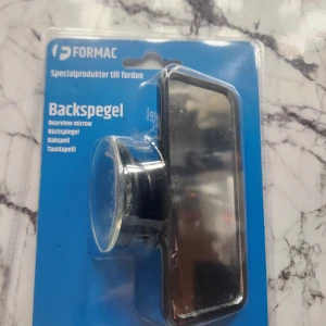 Extra backspegel - Detta är en backspegel som sätts innanför fram rutan på bilen. Detta gör att handledaren som sitter i passagerar sätet får en egen backspegel och kan då också kontrollera sikten bakåt utan några problem! Sätts fast med sugpropp & går att vinkla.