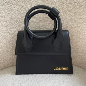 Svart populär handväska - PM för info innan du köper! Axelband, dustbag och låda kommer med. 