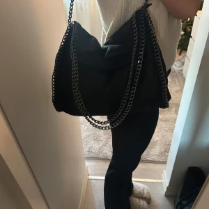Stella McCartney liknande väska - Snygg trendig väska som liknar Stella McCartney. Inga defekter o är knappt använd. Tryck gärna på köp nu. Pris kan diskuteras🤍