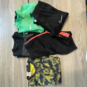 Träningskläder kille - CR7 t-shirts och shorts storlek 147-158 pris 100kr. Messi t-shirt storlek 152 pris 65. Nike tjocktröjan storlek 137-147 pris 50kr. Nike långbyxor storlek 147-158 pris 75. Allt för 250kr. Skriv för fler bilder!