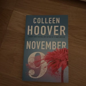 November 9 - En gripande kärlekshistoria av Colleen Hoover om en författare och hans oväntade musa. Boken utforskar teman av kärlek, inspiration och sanningens komplexitet. Perfekt för dig som älskar romantik och drama.
