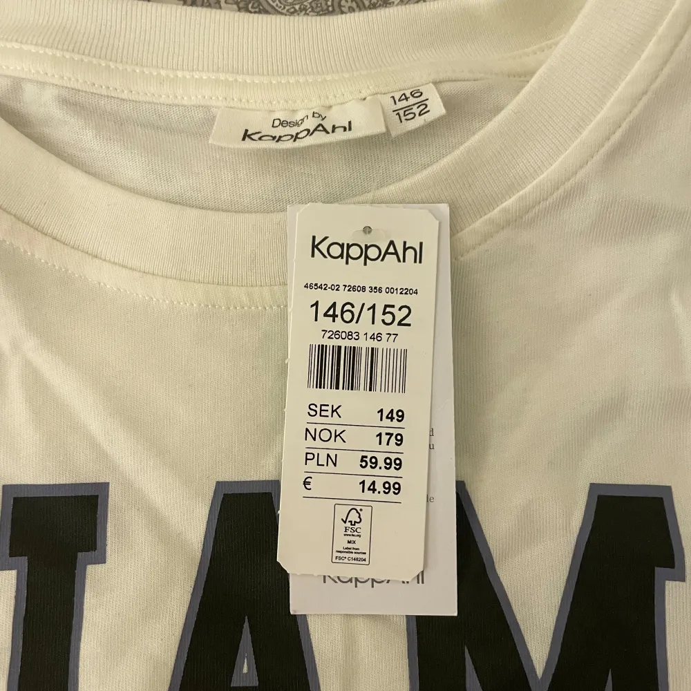 Säljer en vit t-shirt från KappAhl med trycket 'MIAMI 1990' i svart. T-shirten är i nytt skick och har en klassisk rund halsringning. Perfekt för en avslappnad stil eller sommarens äventyr. Passar både till jeans och shorts!. T-shirts.