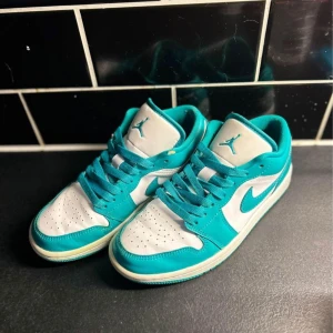 Nike Air Jordans i turkos och vit - Säljer nu mina Jordan 1 low sneakers i storlek 38 då dom ej kommer till använding längre. Dom är i fint skick förutom lite defekter där den gröna färgen lossnat som ni kan se på bilden! Nypris 1699kr och jag säljer för 200kr 