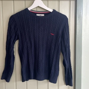 Blå stickad tröja💙 - Mörkblå kabel stickad tröja💙inga defekter💙