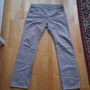 Säljer ett par beige/ljusbruna levis 501 jeans i bra skick. Köpt i levis butik för runt 1000 kr. De har en klassisk straight passform och är midwaist. Dm gärna gällande förhandling om pris. 34×34