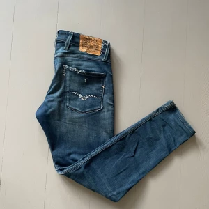 Replay jeans - Replay Anbass (Slim) med snygga slitningar | Har legat i garderoben länge och är därför ganska skrynkliga, men det fixas lätt genom att stryka😁|W31 L32 | Skriv vid minsta fråga🙌🏼