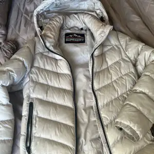 Säljer denna snygga beige jackan från märket ”Superdry” köpt för 1 200kr förra vintern!  Väldigt bra skick och inga defekter förutom lite smink fläckar vid kragen (se bild 2) som säkert går bort i tvätten😇💘 Skriv vid frågor eller om du vill diskutera pris!