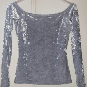 Sammet tröja - Säljer en superfin grå sammetstopp med offshoulder-design. Använd ett fåtal gånger och är i bra skick.