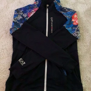 Svart jacka från Emporio Armani - 🤍Jätte snygg kofta från Emporio som ja inte använt så jätte mycket, den är jätte mysig och i bra kondition.🤍