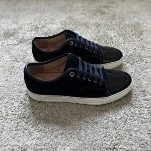 Lanvins - Ett par navy blue lanvins. Storlek 43-44, UK 9. Dem är i mycket bra skick, inga skador. Box, dustbag och extra skosnören medföljer. Hör av dig vid frågor eller funderingar.