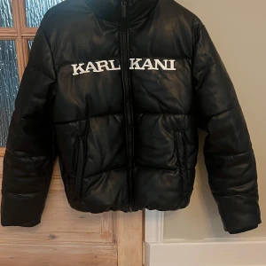 Svart jacka - Fin jacka från märket Karl Kani,🤍 bra skick🤍