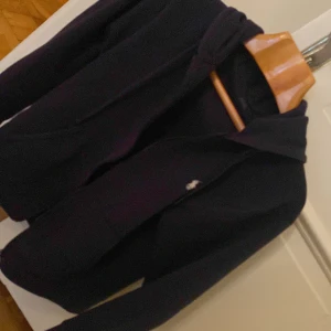 Ralph Lauren mörkblå zip-hoodie  - Hej alla, jag säljer en mörkblå Ralph lauren hoodie i S. Dene knappt alls sliten och riktigt trendig. Hade älskat att ha den själv men dene tyvärr för liten för mig.