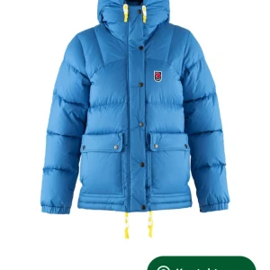 Blå dunjacka från Fjällräven - Säljer en superfin blå dunjacka från Fjällräven. Den är perfekt för kalla vinterdagar med sin tjocka vaddering och mysiga huva. Jackan har praktiska fickor med knappar och en dragkedja framtill. Den är i mycket bra skick och redo för nya äventyr! 💙 Den är en aning smutsig på fickor och längst ut på armarna! Är det något man stör sig på är det bara att slänga den i tvätten på 40 grader😊 Den har även ett litet litet hål.
