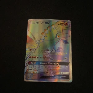 Pokémon GX-kort - Säljer en samling av fyra Pokémon GX-kort: Ho-Oh GX, Tapu Koko GX, Entei GX och Mewtwo GX. Alla korten har en holografisk yta som ger dem en cool regnbågseffekt. Perfekt för samlare eller för att stärka din Pokémon-kortlek. Kortens skick är bra och de är redo för spel eller visning. Passa på att utöka din samling med dessa unika kort!