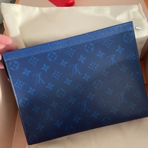Louis Vuitton Pochette Voyage MM - WTS  Louis Vuitton Pochette Voyage MM  9/10 i princip oanvänd, inga flaws skador etc. Fler bilder kan fås givetvis!   Köpt i Köpenhamn, all og. Kvitto, låda, box och allt som syns på bilder.   Nypris nu 10.300 kr!   