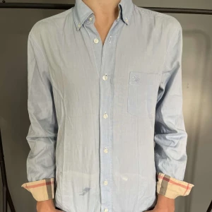 Burberry skjorta - Riktigt fet buberry skjorta i fint skick, passar XS, modellen på bilden är 179. Skriv om intresserad.