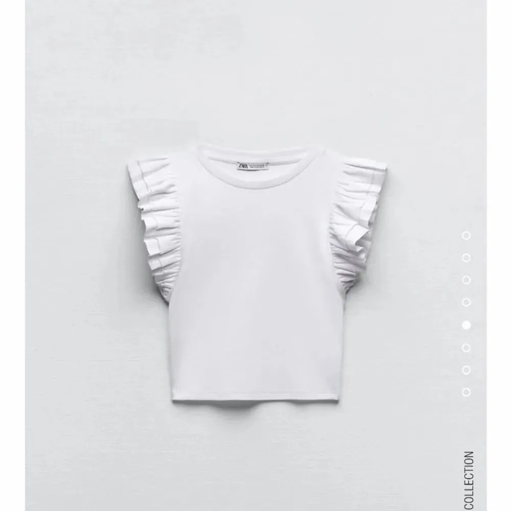 Snygg vit volang topp från Zara i storlek S. Använd någon enstaka gång så den är i väldigt fint skick, inga defekter och inte tecken på användning💕. Yläosat.