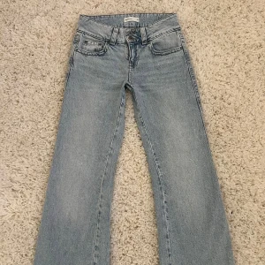 Ljusblå y2k jeans - Säljer ett par ljusblå jeans från Gina tricot. Aldrig använda endast provade i butik. Passform: tycker det är lite små i midjan men passar i längden för jeansens storlek! Priset är inklusive frakt 💞😽