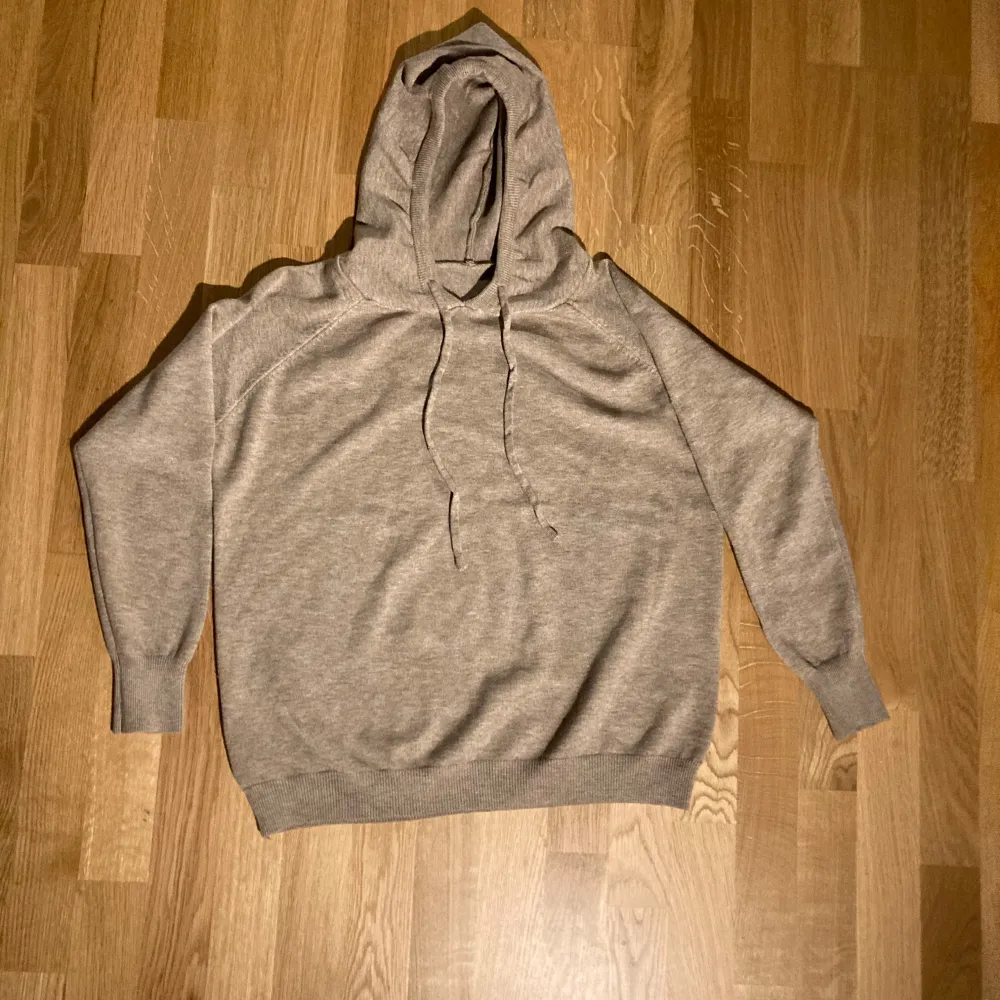 Säljer en supermysig beige hoodie i merinoull. Knappt använd.Perfekt för kyliga dagar med sin mjuka känsla och avslappnade passform. Den har en klassisk huva med dragsko och ribbade muddar vid ärmslut och nederkant. Passar perfekt till både vardag och chillkvällar. 🧥✨. Tröjor & Koftor.