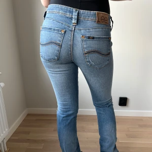Lågmidjade jeans - Jeans från lee i bra skick! Tjejen på bilden är 165cm. Midjemått 78 innerben 85