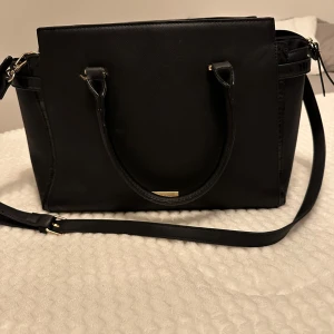 Svart axelväska  - Bra skick