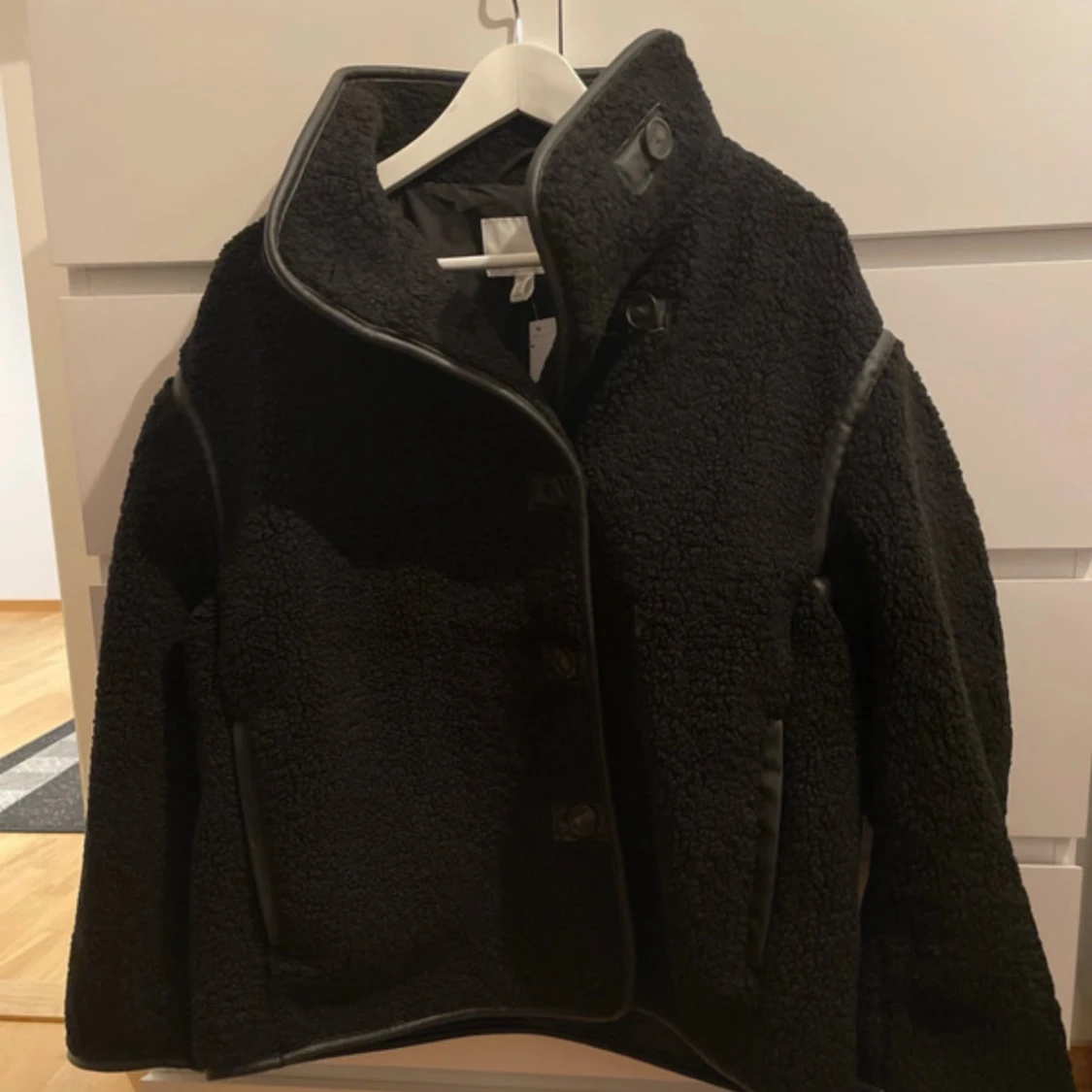 Svart slutsåld teddyjacka med knappar från H&M  - 90