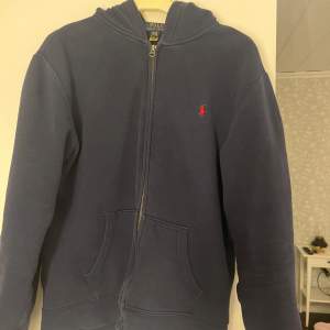 Säljer min fina ralph lauren zip eftersom den ej kommer till användning längre, storlek xl/tg (18-20) (barnstorlek) vilket motsvarar S/M ( kom privat för bilder med den på om ni är osäkra med storleken) super fint skick !! Priset är alltid diskuterbart