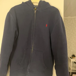 Ralph Lauren zip hoodie  - Säljer min fina ralph lauren zip eftersom den ej kommer till användning längre, storlek xl/tg (18-20) (barnstorlek) vilket motsvarar S/M ( kom privat för bilder med den på om ni är osäkra med storleken) super fint skick !! Priset är alltid diskuterbart