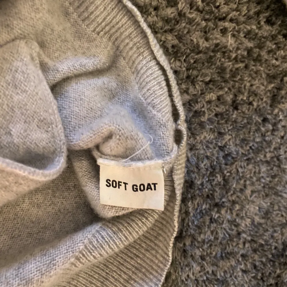 Grå Soft Goat zip hoodie storlek M Använd men inga defekter  Axelbred 40 cm Armar 63 längd 61. Hoodies.