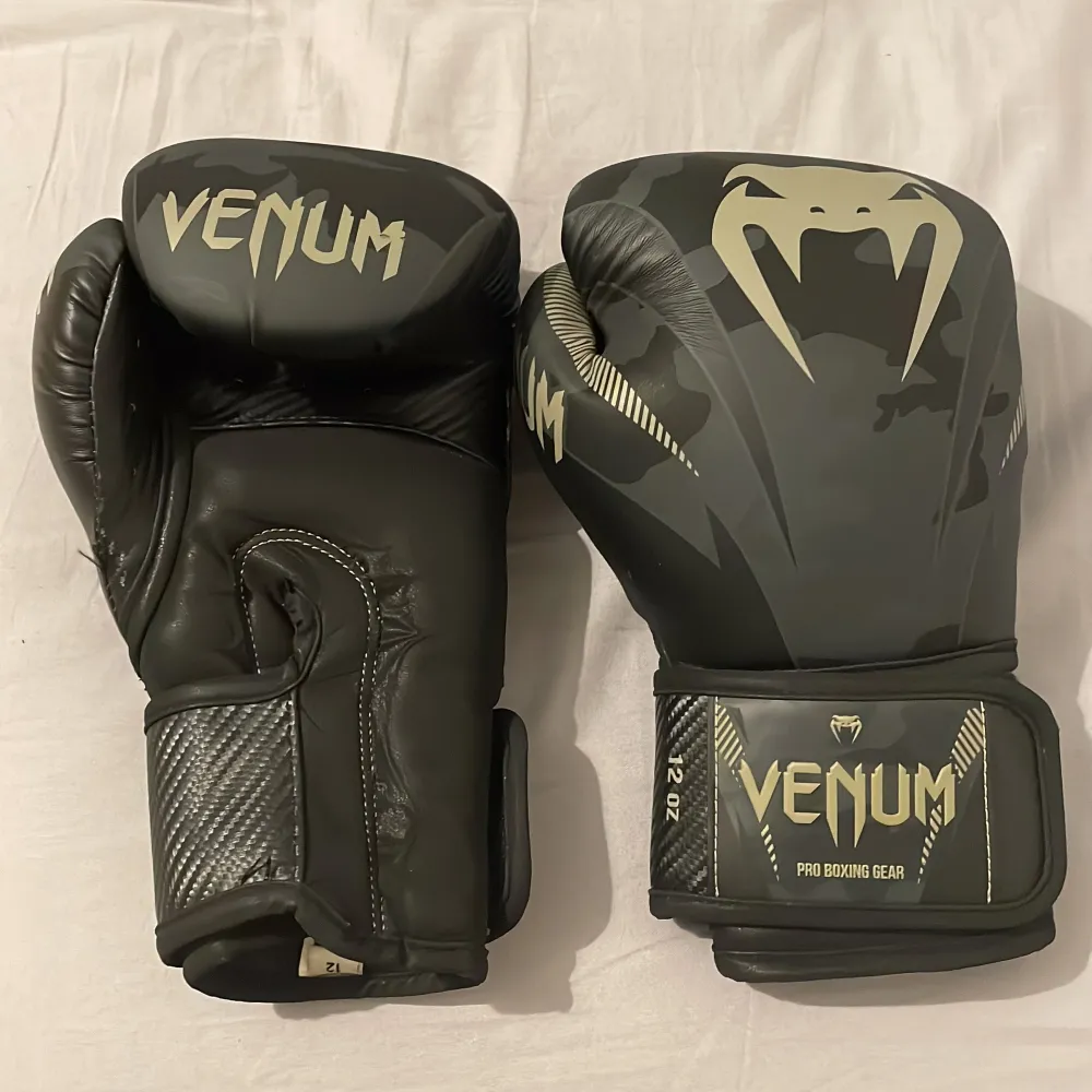 Säljer ett par Venum boxningshandskar 12 oz. Perfekta för träning och sparring. Handskarna är i bra skick använd en termin bara. Handskarna är ganska små inuti mär man först tar på sig dem men efter ett tag så sitter dem perfekt på din hand. Anledning till att jag säljer den är att jag köpte ett år andra i 14 Oz, skriv för intresse. . Övrigt.