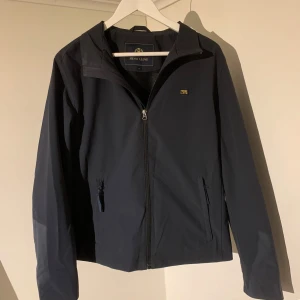 Henri Lloyd Jacka  - Säljer denna sjukt snygga Henri Lloyd jackan⭐️ Jackan har inga defekter och är som ny🙌✅ Storleken är M och den sitter riktigt bra🙌🍁Nypris på denna pärla är över 2500kr. Tveka inte på att höra av dig vid minsta fråga eller fundering🤝⭐️