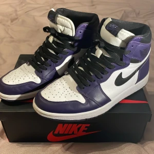Nike Air Jordans Court Purple - Säljer nu dessa feta jordans i nästan nyskick, kanske använt typ 10 gånger. ALLT följer med, perfekta sneakers till sommar ☀️☀️Para saknas så släpper dem nu för BARA 1500kr, först till kvarn är det som gäller