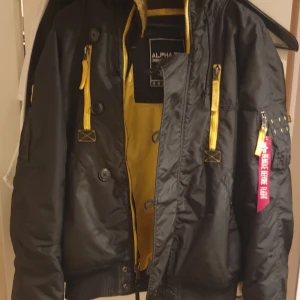 Svart bomberjacka från Alpha Industries - Säljer en svart bomberjacka från Alpha Industries i storlek L. Obs se bild nr.5 det saknas en knapp men inget som syns