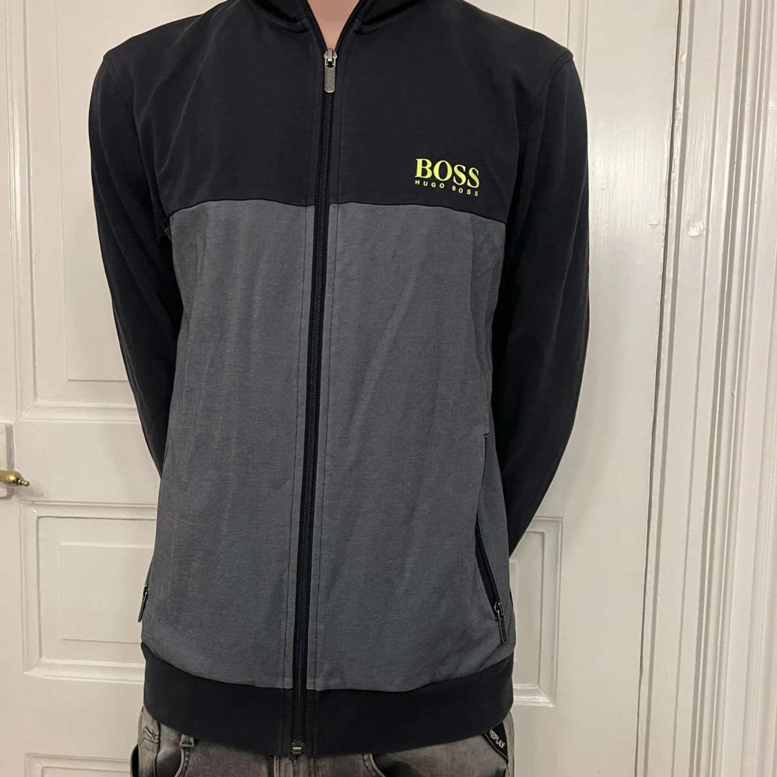 Svart och grå tröja från Boss - 90