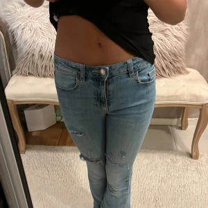 Midwaist Flared jeans - MidWaist Flared/bootcut Jeans, bra skick, inga defekter. Är ca 160 och lite för korta, skulle säga att dom passar någon runt 153-154. Skulle man sy om de till lågmidhade hade dom passat nån runt 160