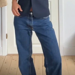 Blå jeansbyxor - Säljer ett par klassiska blå jeansbyxor i mycket bra skick. De har en normal passform och är perfekta för både vardag och fest. Byxorna har en dragkedja och knappar framtill. Perfekta för höst och vår! Säljer dessa i både 36 och 38