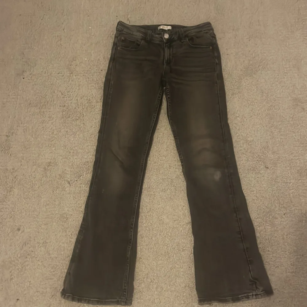 Säljer dessa gråa jeans från Gina tricot. Storlek 152. Anledning till att jag säljer: är för små. Köpta förra vintern. Original pris 349 kr. Har ett jättelitet hål på högra benet med en liten fläck på men annars bra skick.. Jeans & Byxor.