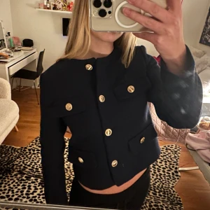 Blå kofta med guldknappar - En marinblå kofta/jacka från Zara i super skick, slutsåld på hemsidan! Osäker på om jag vill sälja så säljer endast till bra pris 💕