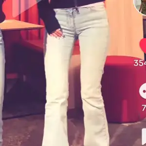 Säljer ett par ljusblå bootcut jeans från Gina tricot perfect jeans!❤️helt oanvända och i storlek 32 men skulle säga att dom passar personer som har storlek 34 då dom är stretchiga💗köpt för 500 och aldrig andvända därav priset❤️skeiv för fler frågor! 