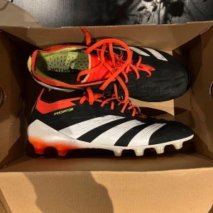 Adidas Predator Elite - Adidas Predator Elite AG i sjukt bra skick. Har ingen box eller påse tyvärr då kah köpte dom second hand. Storlek 41 1/3. Högsta modellen!