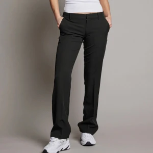 Svarta kostymbyxor - Snygga svarta kostymbyxor från bikbok💕 Det är den vanliga populära low waist modellen Vera. Använd 2 gånger men som helt nya, säljer då de inte används!! 