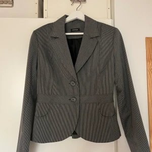 Grå kavaj - Grå figursyd kavaj från Orsay. Felfritt skick och i bra kvalité. 70kr + frakt