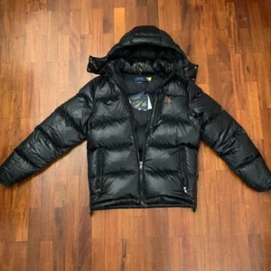 Ralph Lauren El Cap puffer jacka helt ny - Hej! Säljer en helt ny Ralph Lauren puffer jacka som är svart och glossy! Den är helt ny taggar och påse medföljer även👍 Det är storlek M men det var lite för stort för mig… därför jag säljer den. 